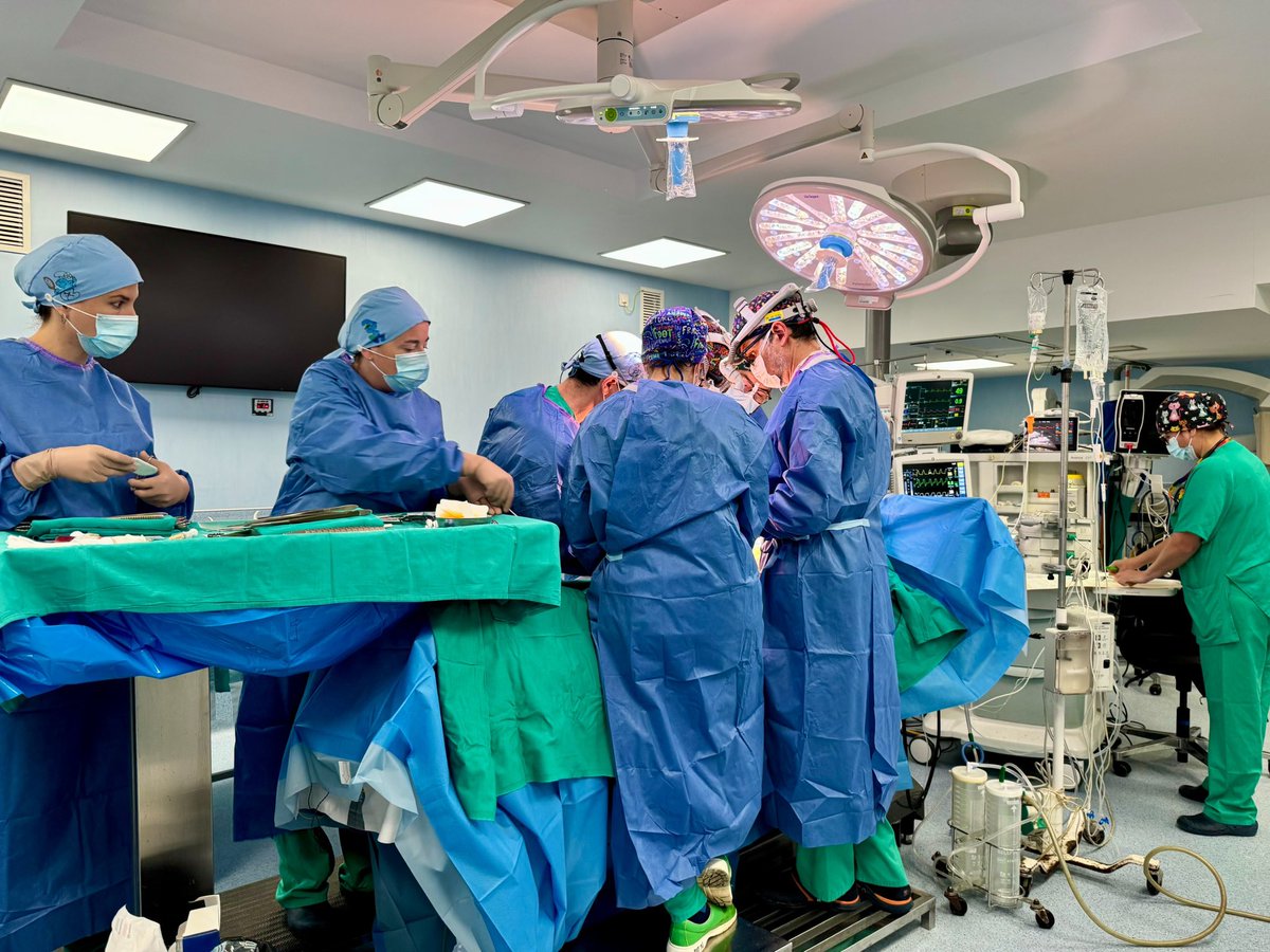 GVADrPeset's tweet photo. 🏥☢️El Hospital Doctor Peset incorpora la cirugía radioguiada y molecular para mejorar la localización de tumores complejos de columna. 

🔝Es la primera vez en Europa que se integra de forma sistemática el uso de radiofármacos en oncología vertebral. 

🔗 https://t.co/weKvIzb7Ft https://t.co/GVGJssVRpA