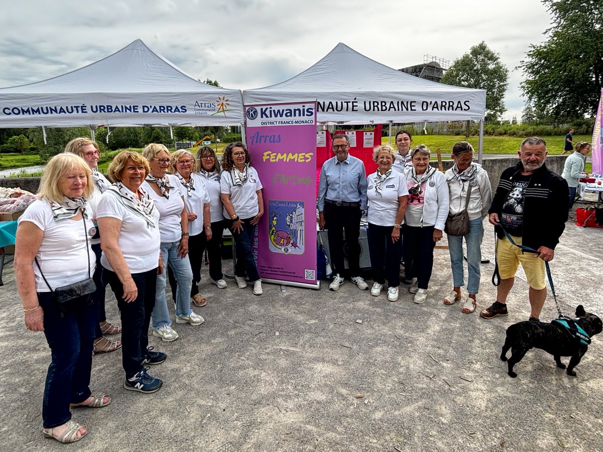 VilleArras's tweet photo. La Pat' Vadrouille est lancée au Val de Scarpe ! 🐾 Village dédié à nos amis à quatre pattes et randonnée jusqu'à 13h. 

@fleturque est passé ce matin saluer le beau geste du Kiwanis Femmes d'Artois. ❤️ 

#Arras #PatVadrouille #Kiwanis #Solidarité https://t.co/3w8urkqGfe