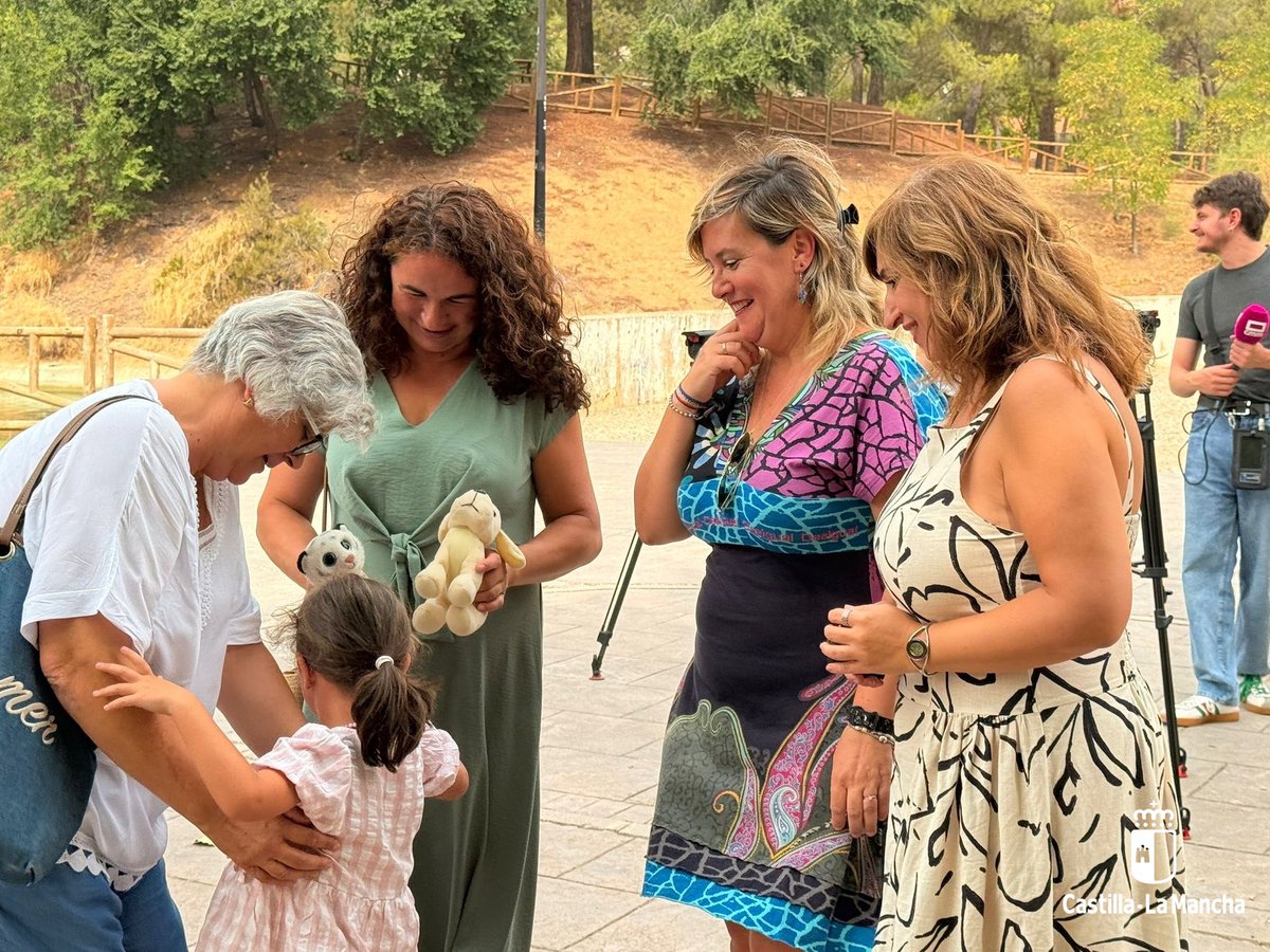 BienestarCLM's tweet photo. Hoy celebramos el amor de las familias de acogida que abren sus hogares a la infancia que más lo necesita.

Desde @gobjccm y #BienestarSocialCLM, ¡gracias infinitas por vuestro compromiso diario y solidaridad! Transformáis vidas. ✨

Más información 🔗
https://t.co/BZ9MPPsYDi https://t.co/H9zuETDlCR