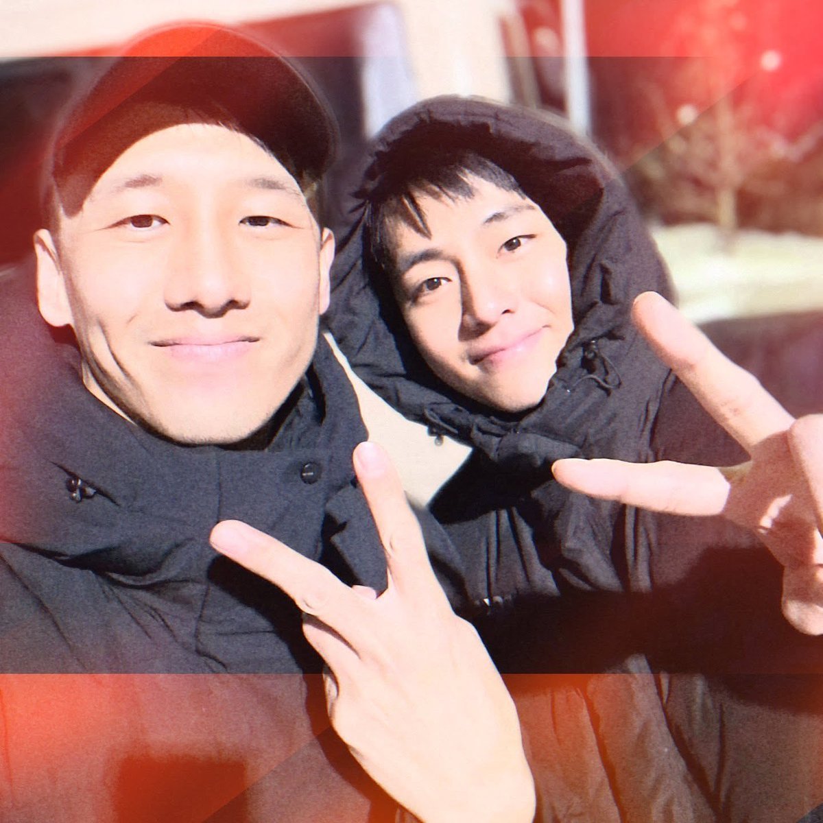 sawok_2minn's tweet photo. ทหารที่เคยรับราชการร่วมกับ #V ในหน่วย SDT ได้เล่าประสบการณ์เกี่ยวกับการฝึกด้วยกันกับแทฮยอง

"ตอนที่แทฮยองย้ายเข้ามาประจำหน่วยปฏิบัติการพิเศษหลังได้รับการบรรจุเข้าหน่วยถาวร เขาผ่านการฝึกซ้อมเต้นมาอย่างหนักก่อนเข้ากรม จนหัวไหล่ไม่ค่อยอยู่ในสภาพที่ดีนัก และมีอาการปวดไหล่อย่างต่อเนื่อง
แต่เหมือนกับที่ 'King Kong Tae' เคยพูดไว้ แทฮยองเป็นคนที่มีความคิดว่าจะทำทุกอย่างให้ถึงที่สุด มากกว่าจะปล่อยค้างไว้กลางทาง
ผมไม่คิดเลยว่าจะเคยเห็นเขาเลือกทางลัด หรือทำอะไรแบบขอไปที
มีอยู่ครั้งหนึ่ง เขาเดิมพันกับทหารรุ่นน้องว่าใครจะวิดพื้นได้มากกว่ากัน โดยคนแพ้ต้องเลี้ยงขนมที่ PX (ร้านสวัสดิการทหาร)
ตอนนั้นผมเป็นกรรมการเอง
ทั้งที่ไหล่ของเขายังมีอาการเจ็บอยู่ แต่เขาวิดพื้นได้มากกว่า 110 ครั้งภายใน 2 นาที โดยไม่หยุดพักแม้แต่ครั้งเดียว
เขาเป็นคนประเภทที่ขยันและทุ่มเทอย่างแท้จริง
ช่วงที่ผมกำลังจะย้ายหน่วย ตอนที่ไปลาแทฮยอง ผมหวังว่าอาการปวดไหล่ของเขาจะดีขึ้นบ้าง โดยเฉพาะเวลาฝึกยิงปืน
ผมเลยทำความสะอาดและมอบบอร์ดฝึกยิง (Debug Board) ที่ผมใช้มาตลอดจนเหมือนเป็นส่วนหนึ่งของร่างกายให้เขาเป็นของขวัญก่อนจากมา
ตอนนี้ผมก็ยังสงสัยอยู่เลยว่า อาการของเขาดีขึ้นบ้างหรือยัง"
"หลังการฝึกเสร็จ เวลาที่พวกเรานั่งมินิบัสกลับฐาน เจ้าหน้าที่มักจะเปิดเพลงผ่านลำโพงในรถ
ทุกครั้งที่แทฮยองร้องคลอตามเพลงที่เปิดอยู่ การเดินทางกลับฐานก็เหมือนกลายเป็นคอนเสิร์ตเล็ก ๆ แสนอบอุ่น
แม้จะเป็นแค่การร้องเล่นแบบไม่ได้ตั้งใจ ไม่มีไมโครโฟน และแค่ฮัมเพลงอยู่ในรถ
แต่ไม่ว่าเพลงนั้นจะเป็นแนวไหน เขาก็ร้องออกมาในแบบที่ทำให้ผมรู้สึกเหมือนได้ฟังเพลงนั้นเป็นครั้งแรก
ผมเผลอนั่งฟังอย่างเคลิบเคลิ้มและถูกดึงดูดเข้าไปโดยไม่รู้ตัว"