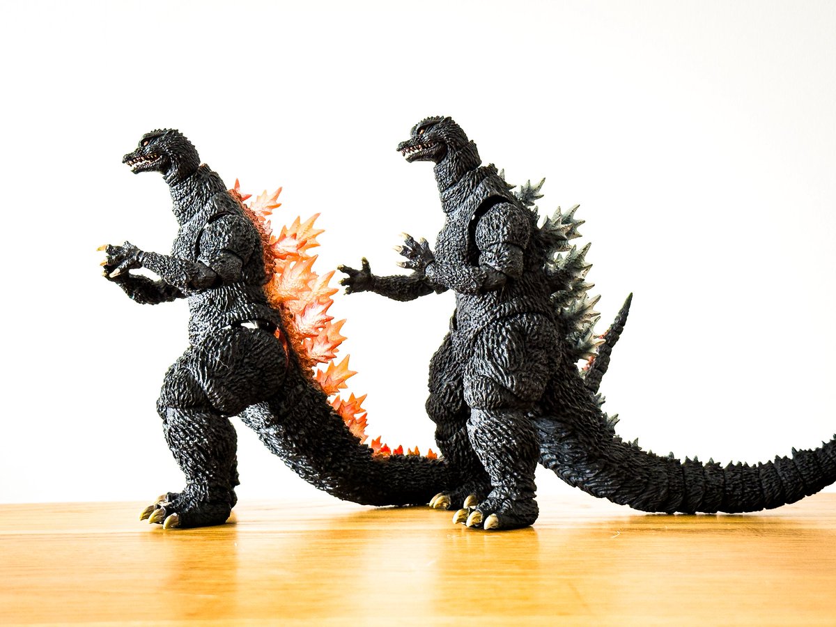 mobebeseijin's tweet photo. SHMA ゴジラ2024 Heat Ray Ver開封！②
初版との比較！左がHeat Ray Verで右が初版
多少カラコレしているので分かりづらいかもですが、初版がマット気味で、新しい方が少しテカりがありますが、どっちがいいかは好みなのかなという感じです。(目も含めて)
#ゴジラ　#モンアツ　#godzilla #SHMA https://t.co/rKlDlVvAnE