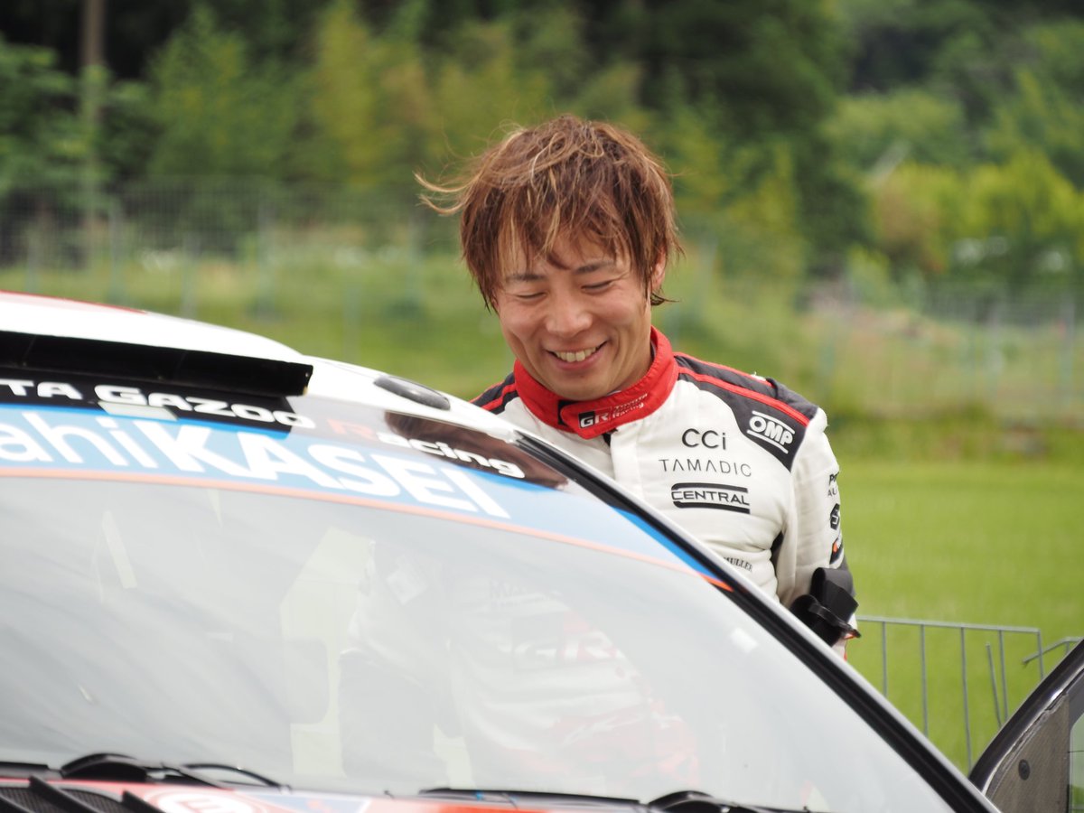 hidepon3939's tweet photo. WRC FORUM8 RallyJapan 2026🇯🇵
最終ステージ検問手前ではタイヤ交換・フロントガラス掃除など選手の皆さん念入りに準備する様子を見ることができました😊
#WRC
#WRCjp
#RallyJapan
#ラリージャパン
#RJ2026 https://t.co/odqwtQ311B