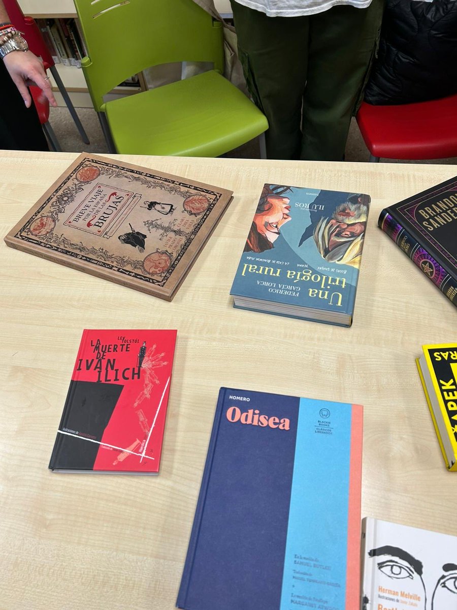 apr_ies's tweet photo. Despedida del Club de Lectura compartiendo con alumnos de 1° de Bach algunas de las ediciones que tenemos en casa. El libro no es solo su contenido sino también un objeto artístico que posee un valor estético. Gracias por acompañarnos durante este curso. https://t.co/YbsNtznHAd
