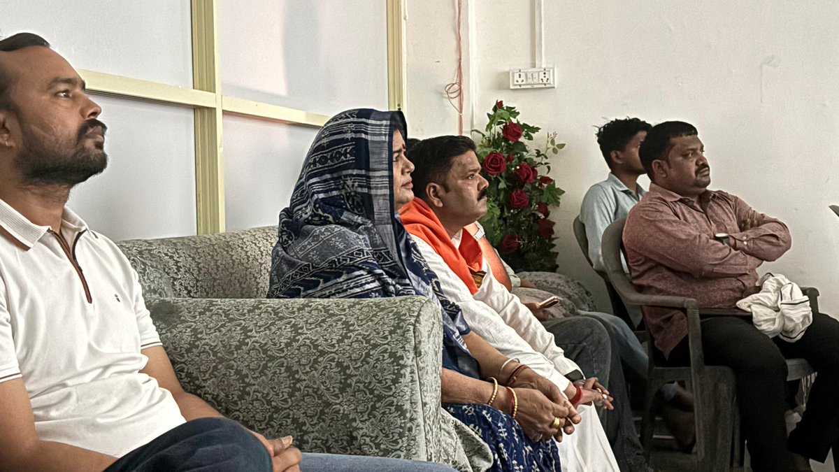 ImartiDevi's tweet photo. आज डबरा निवास पर सभी कार्यकर्ता बंधुओं के साथ भारत के यशस्वी प्रधानमंत्री @narendramodi जी के लोकप्रिय रेडियो कार्यक्रम "मन की बात" का श्रवण किया।

#MannKiBaat #NarendraModi #Dabra #BJP #मन_की_बात https://t.co/VmelpXxW2Z