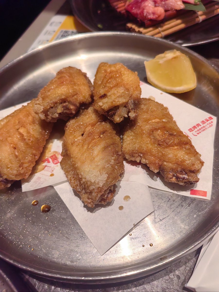 deokudeoku's tweet photo. Just stole the first bite of my roommate’s crispy fried chicken u0026 it’s chef’s kiss level good—no regrets https://t.co/tztcalc3WD