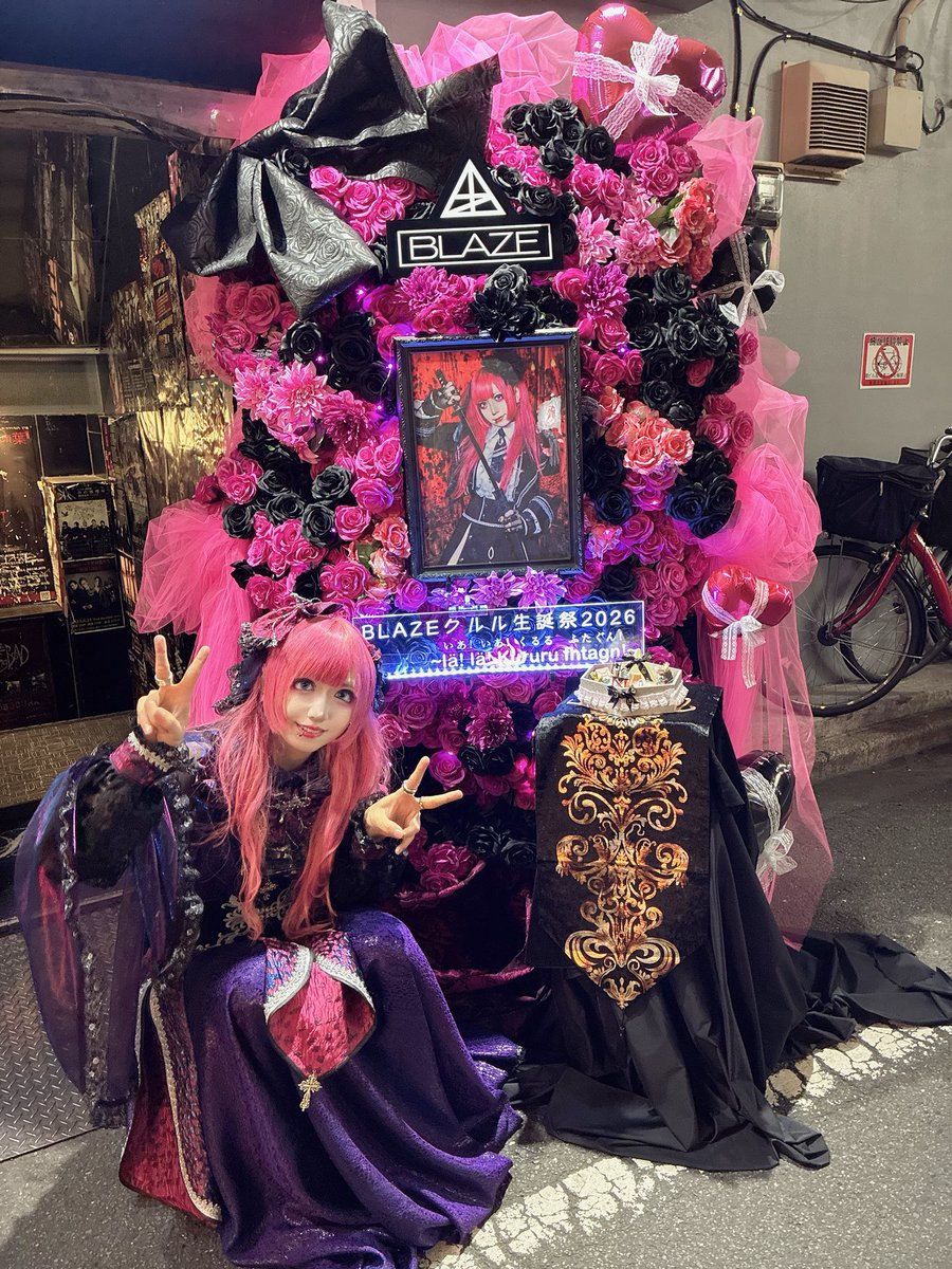 blz_kururu's tweet photo. 改めて昨日はクルル生誕最高でした🎂
沢山のお花やプレゼントにメッセージ、本当に嬉しいよありがとう꒰ᐢ⸝⸝´ඉᯅඉ⸝⸝ᐢ꒱
そして大きなケーキ🫶🏻︎崩さずに持って帰れた！
みんなが僕を想って考えてくれた事、それ自体が大事な宝物です🥹

みんな大好きだよ‼️‼️四十路までには武道館連れてくから‼️ https://t.co/Gulwasbfuo