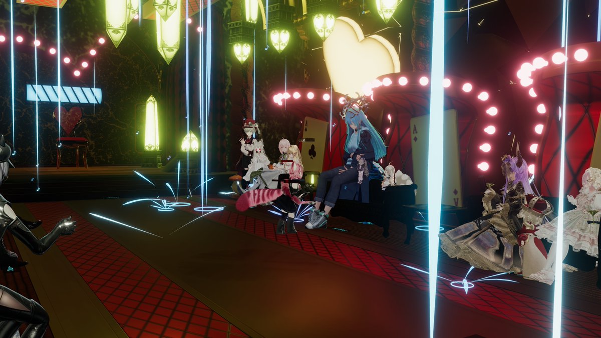 VR_Oracle's tweet photo. 昨日の #VRChat は
#VRCマッドパーティ へ。13回目。

写真のセンスがなくて良い風に見えないかもだけど許してクレメンス…!意図と違う風に写ったり。いまさらか。

珍しく隣のアリスは自分より大きい。
（開幕のBGM変わった…気のせい?）

③…は歌の間の接近戦だと!
④…レインダンス!　Bene! https://t.co/1LBwAGoN30