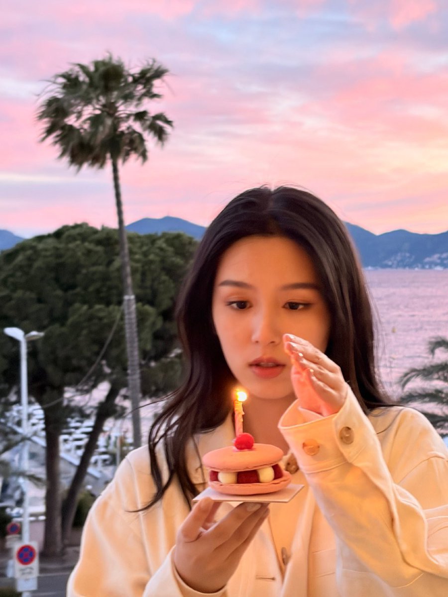 zhouuyeah's tweet photo. I’ve always been a sunset lady, and having the sky painted in hues of pink and orange to celebrate my day feels especially magical. Nothing excites me than seeing the play of pink and orange up above like the days has finally settled in peace. https://t.co/nURXPSiuMV