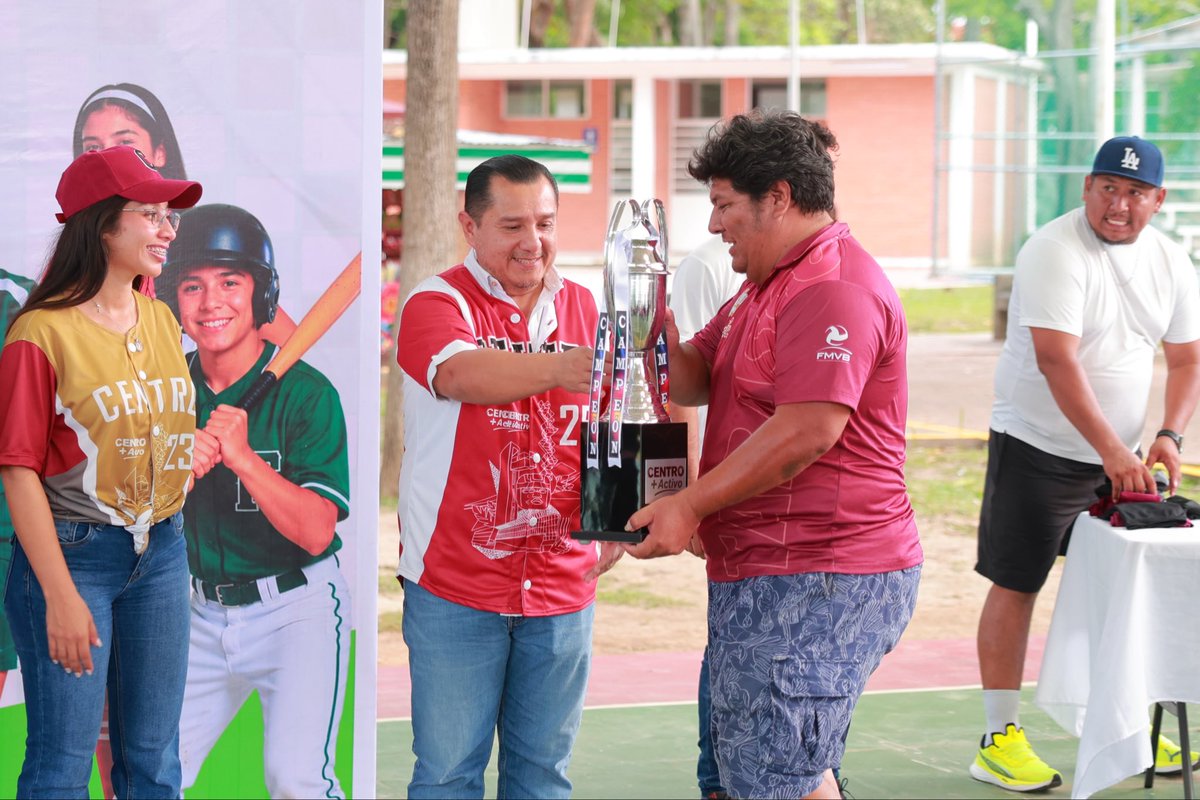 JohnnyMRegidor's tweet photo. Con mucho ánimo acudí a la invitación de @EmmanuelMtzP , coordinador del @centro59642 A la ceremonia de abanderamiento y premiación de deportistas en distintas disciplinas, Evento que encabezó nuestra presidenta @YolandaOsunaH https://t.co/wmhARF2hMZ