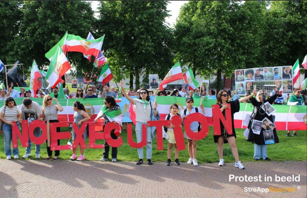 protestinbeeld's tweet photo. Gisteren eindigde een pro-Iraans protest op het #museumplein. En vanmiddag (vanaf 13 uur) is daar weer een manifestatie tegen de ayatollahs.
#IranRevolution2026‌ https://t.co/wAa1FnJy5g