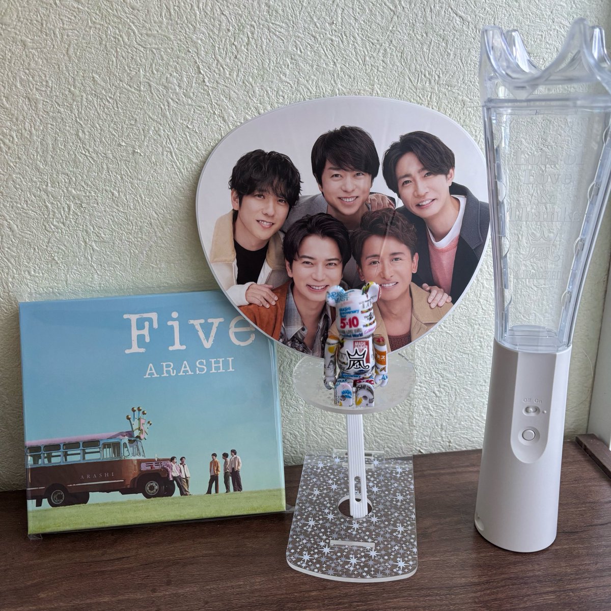 sumire_1226's tweet photo. 朝から配達員さんが『嵐さんです♪』と届けてくれた『Five』に始まり、ただ今は配信特別映像楽しみ中♪
FINALライブまでまもなく…ソワソワドキドキ💓
準備は万全です！
最後まで笑顔で嵐と一緒に楽しみます！
❤️💛💚💙💜
#WeareARASHI_FINAL #嵐 https://t.co/FqrO5WSajc