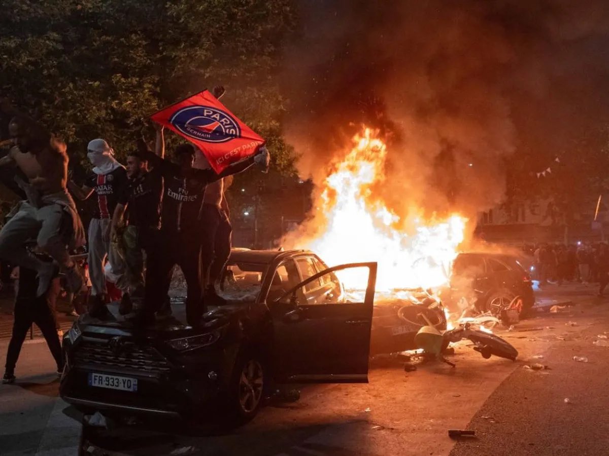 ORamosBets's tweet photo. Es muy loco lo que ha pasado esta noche en París.

Nunca jamás he visto tal destrozo, violencia y caos por placer.

NO quiero que mi país acabe así.

Me niego a que mi mujer e hijos no puedan salir a la calle.

Hay que buscarlos y expulsarlos sea como sea y cueste lo que cueste. https://t.co/MTOkKv69g3