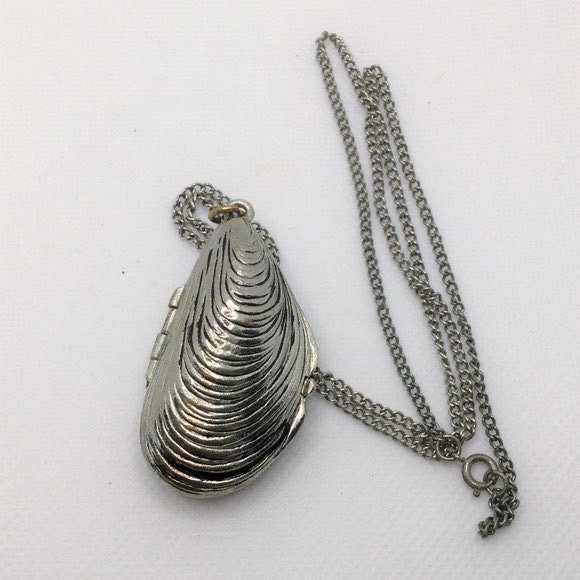 ArtorOtherThing's tweet photo. solid perfume necklace in the shape of a mussel from estée lauder, 1974 https://t.co/916KljcMgz