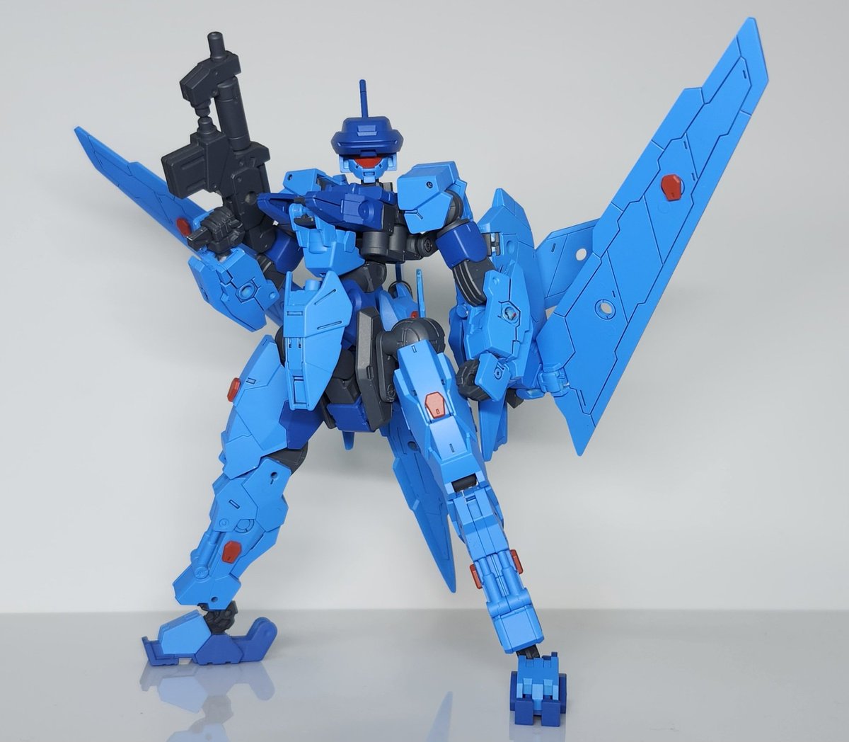 Gano_plus's tweet photo. 30MLクリエイターズワークスに投稿した作品です

可変機です
もちろん完全変形します

写真は変形後など載せられなかった画像です

足のロックジョイントを設けたので変形後も安定して飾る事ができます。

作品名はとりあえずナイショです(笑)

#30MLクリエイターズワークス
#30MM
#30ML https://t.co/Qp7NCeTF48