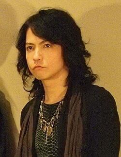 nashimo91's tweet photo. @pugkamo 中年期のHydeの方が似てる https://t.co/uIxqIaz9Kb