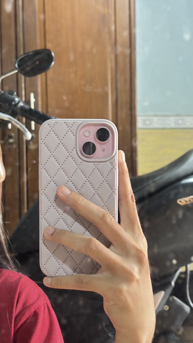 tinkvr's tweet photo. @tanyakanrl Adaptor aku pake anker fast charging yang 30w ituu, kalo casing begini aja si tadi malem beli lagii case couple ama ayang https://t.co/FHCaE0vaMg