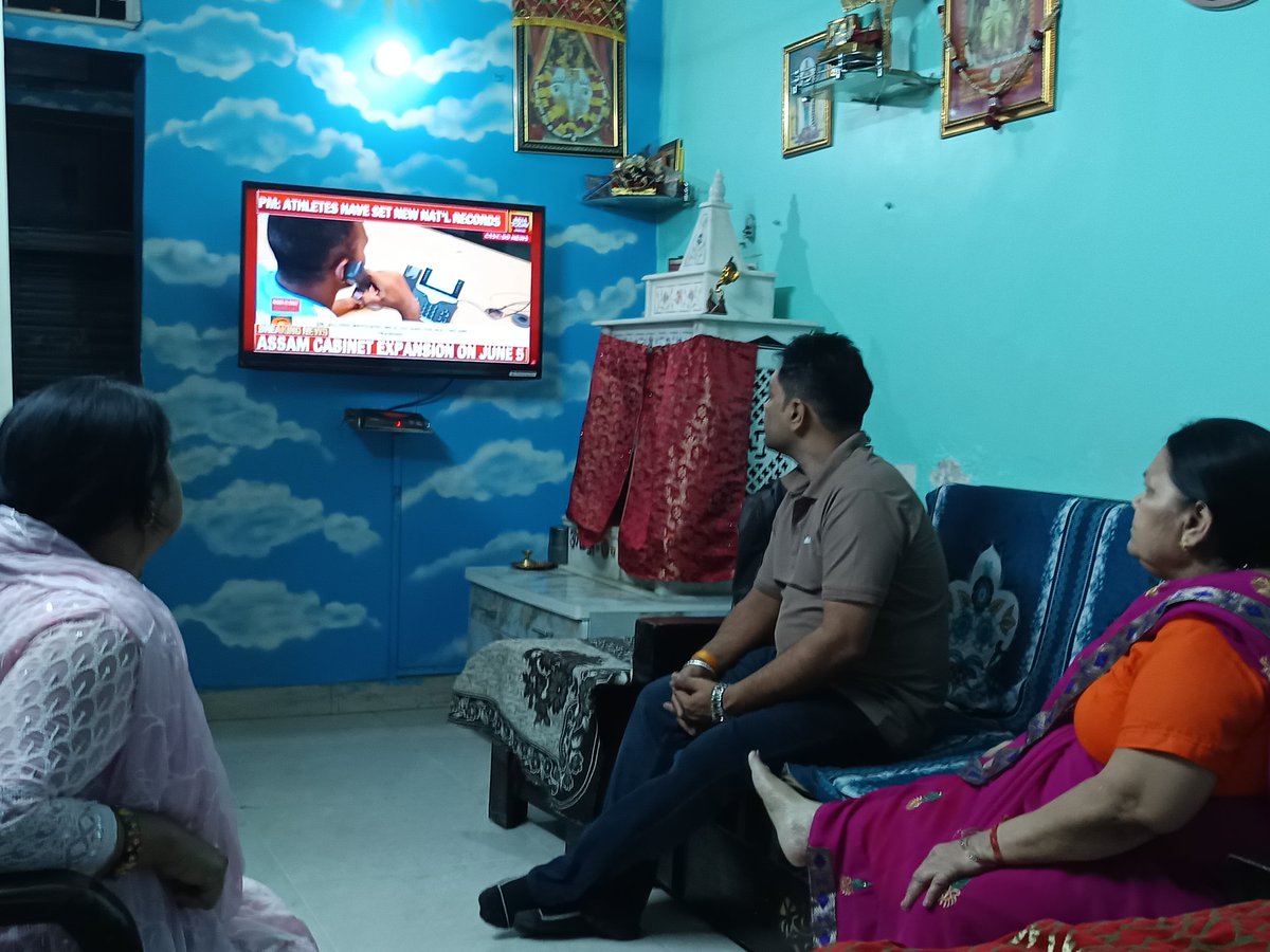 SandyJaiswal83's tweet photo. आदरणीय प्रधानमंत्री श्री नरेंद्र मोदीजी के मन की बात के 134 वे संस्करण को परिवार सहित देखा https://t.co/Hldm9r9oTx