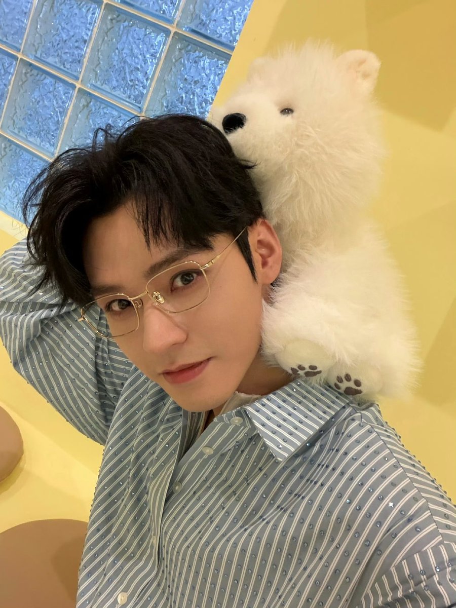 mmuk021's tweet photo. 20260530
Let's take a picture together! 🤳

龚俊Simon https://t.co/dmJNFYXJKk