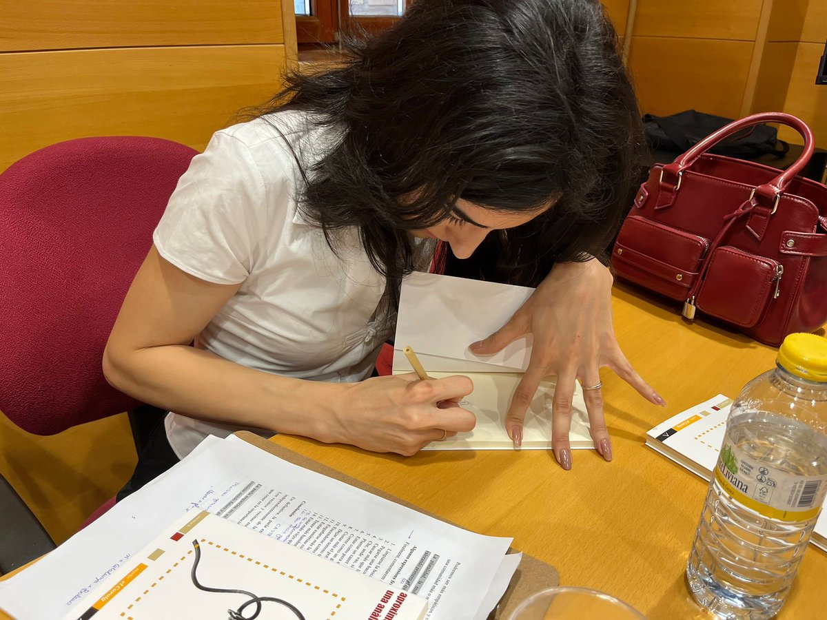 andrea_aexndr's tweet photo. El passat 8 de maig vam presentar 'Aproximació a la fraseologia enguerina', en companyia de @MollaMaite i Jordi Colomina.
De nou, vull agrair a Emili Casanova la direcció del meu TFG que ha acabat convertint-se en aquesta publicació del @ietecaroig editada per Pep Aparicio. https://t.co/DcZIqcMdhK