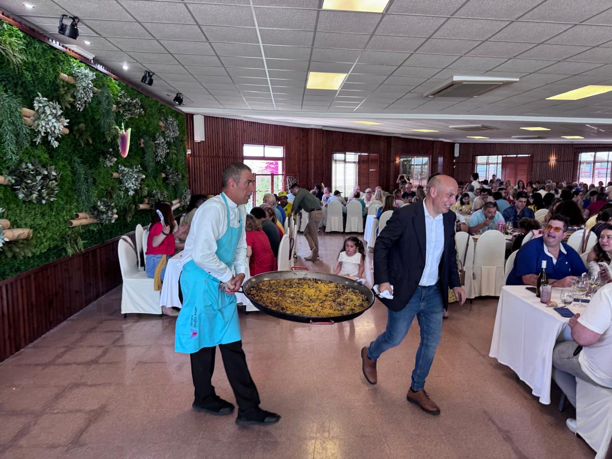 UP_ONCE's tweet photo. También este sábado se ha celebrado, en la localidad de Sueca, asamblea de UP Valencia con la asistencia de nuestro Secretario General, José Luis Pinto.
  Tras el evento, en que han participado 200 personas, se ha compartido una comida.
  #SomosDeUP https://t.co/Km9gZNH7aO