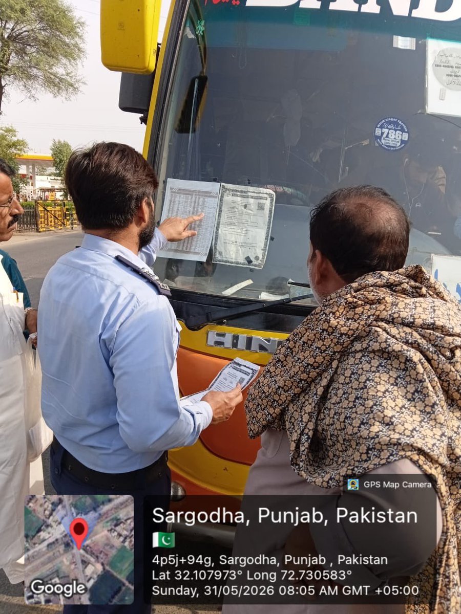 DCSargodha's tweet photo. *عیدالاضحیٰ تعطیلات کے دوران اوورچارجنگ اور ٹرانسپورٹ قواعد کی خلاف ورزیوں کے خلاف بھرپور کریک ڈاؤن، 74 گاڑیاں بند، 3 لاکھ 7 ہزار 500 روپے جرمانے عائد, 76 ہزار روپے مسافروں کو واپس دلوائے گئے*

سرگودھا (31 مئی 2026 ) ڈپٹی کمشنر حسین احمد رضا چوہدری کی ہدایت پر سیکرٹری ریجنل ٹرانسپورٹ اتھارٹی ملک محمد طاہر کی سربراہی میں تشکیل دیے گئے خصوصی اسکواڈز نے عیدالاضحیٰ کی تعطیلات کے دوران ضلع بھر میں ٹرانسپورٹ کرایوں، اوورلوڈنگ اور دیگر خلاف ورزیوں کے خلاف مؤثر کارروائیاں کیں۔ خصوصی اسکواڈز نے مختلف شاہراہوں، بس اڈوں اور ٹرانسپورٹ روٹس پر مجموعی طور پر 1,244 گاڑیوں کی چیکنگ کی۔ کارروائیوں کے دوران قواعد و ضوابط کی خلاف ورزی پر 74 گاڑیوں کو بند کیا گیا جبکہ مختلف ٹرانسپورٹرز پر 3 لاکھ 7 ہزار 500 روپے جرمانہ عائد کیا گیا۔ مزید برآں زائد کرایہ وصول کرنے والے ٹرانسپورٹرز سے 76 ہزار روپے مسافروں کو واپس دلائے گئے۔ ڈپٹی کمشنر نے کہا کہ عوام کو ریلیف فراہم کرنا ضلعی انتظامیہ کی اولین ترجیح ہے اور مسافروں سے زائد کرایہ وصول کرنے، اوورلوڈنگ اور دیگر خلاف ورزیوں میں ملوث عناصر کے خلاف بلاامتیاز کارروائیاں جاری رہیں گی۔ انہوں نے شہریوں سے اپیل کی کہ وہ کسی بھی قسم کی اوورچارجنگ یا ٹرانسپورٹ سے متعلق شکایت کی صورت میں متعلقہ حکام کو فوری آگاہ کریں تاکہ ذمہ داران کے خلاف کارروائی عمل میں لائی جاسکے۔