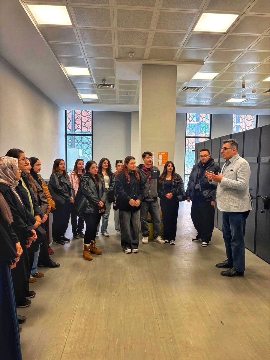 alpkuzucuoglu's tweet photo. @istmedeniyet  Üniversitesi Ziraat Bankası Kütüphanesi bünyesindeki Nadir Eserler Galerisi’ni Medeniyet BBY öğrencilerimizle birlikte ziyaret ettik. Değerli Kütüphane Şube Müdürümüz Sayın Menduh DİNÇ koleksiyonlar hakkında bizleri derinlemesine bilgilendirdi. https://t.co/Avqbtcdvxs