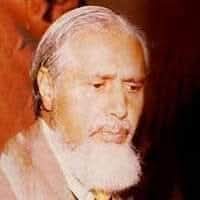 UrduVirsa's tweet photo. 🌻قدرت اللہ شہاب کہتے ہیں کہ جس مقام پر اب منگلا ڈیم واقع ہے وہاں پر پہلے میرپور کا پرانا شہر آباد تھا۔ جنگ کے دوران اس شہر کا بیشتر حصہ ملبے کا ڈھیر بنا ہوا تھا ۔ ایک روز میں ایک مقامی افسر کو اپنی جیپ میں بٹھائے اس کے گرد و نواح میں گھوم رہا تھا راستے میں ایک مفلوک الحال بوڑھا اور اس کی بیوی ایک گدھے کو ہانکتے ہوئے سڑک پر آہستہ آہستہ چل رہے تھے۔ دونوں کے کپڑے میلے کچیلے اور پھٹے پرانے تھے،دونوں کے جوتے بھی ٹوٹے پھوٹے تھے انہوں نے اشارے سے ہماری جیپ کو روک کر دریافت کیا "بیت المال کس طرف ہے؟"
میں نے پوچھا بیت المال میں تمہارا کیا کام ؟
بوڑھے نے سادگی سے جواب دیا ؛ میں نے اپنی بیوی کے ساتھ مل کر میرپور شہر کے ملبے کو کرید کرید کر سونے اور چاندی کے زیورات کی دو بوریاں جمع کی ہیں، اب انہیں اس "کھوتی" پر لاد کر ہم بیت المال میں جمع کروانے جا رہے ہیں ۔
ہم نے ان کا گدھا ایک پولیس کانسٹیبل کی حفاظت میں چھوڑا اور بوریوں کو جیپ میں رکھ کر دونوں کو اپنے ساتھ بٹھا لیا تا کہ انہیں بیت المال لے جائیں ۔
آج بھی وہ نحیف و نزار اور مفلوک الحال جوڑا مجھے یاد آتا ہے تو میرا سر شرمندگی اور ندامت سے جھک جاتا ہے کہ جیپ کے اندر میں ان دونوں کے برابر کیوں بیٹھا رہا ۔ مجھے تو چاہیئے تھا کہ میں ان کے گرد آلود پاؤں اپنی آنکھوں اور سر پر رکھ کر بیٹھتا ۔ ایسے پاکیزہ سیرت لوگ پھر کہاں ملتے ہیں۔

منقول