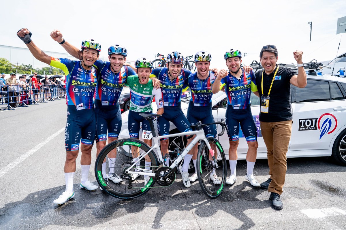 NIPPO_RACING's tweet photo. 🗼 #TOJ2026 最終日「スピードチャンネル東京ステージ」を終えて、チームソリューションテック・NIPPO・ラーリはマッテオ・ファッブロ選手が個人総合優勝に輝き、カミル・ボヌー選手も同2位に続く、素晴らしい結果を残しました。

新城幸也選手を中心に、経験豊富なチームは素晴らしい団結力とパフォーマンスを発揮。8日間のハードなレースを終えて、個人総合優勝🏆という大きな大きな目標を達成しました。

チームNIPPOのツアー・オブ・ジャパン総合優勝は、2013年のフォルトゥナート・バリアーニ選手以来13年ぶり😲
各ステージでの温かい応援、本当にどうもありがとうございました！！！