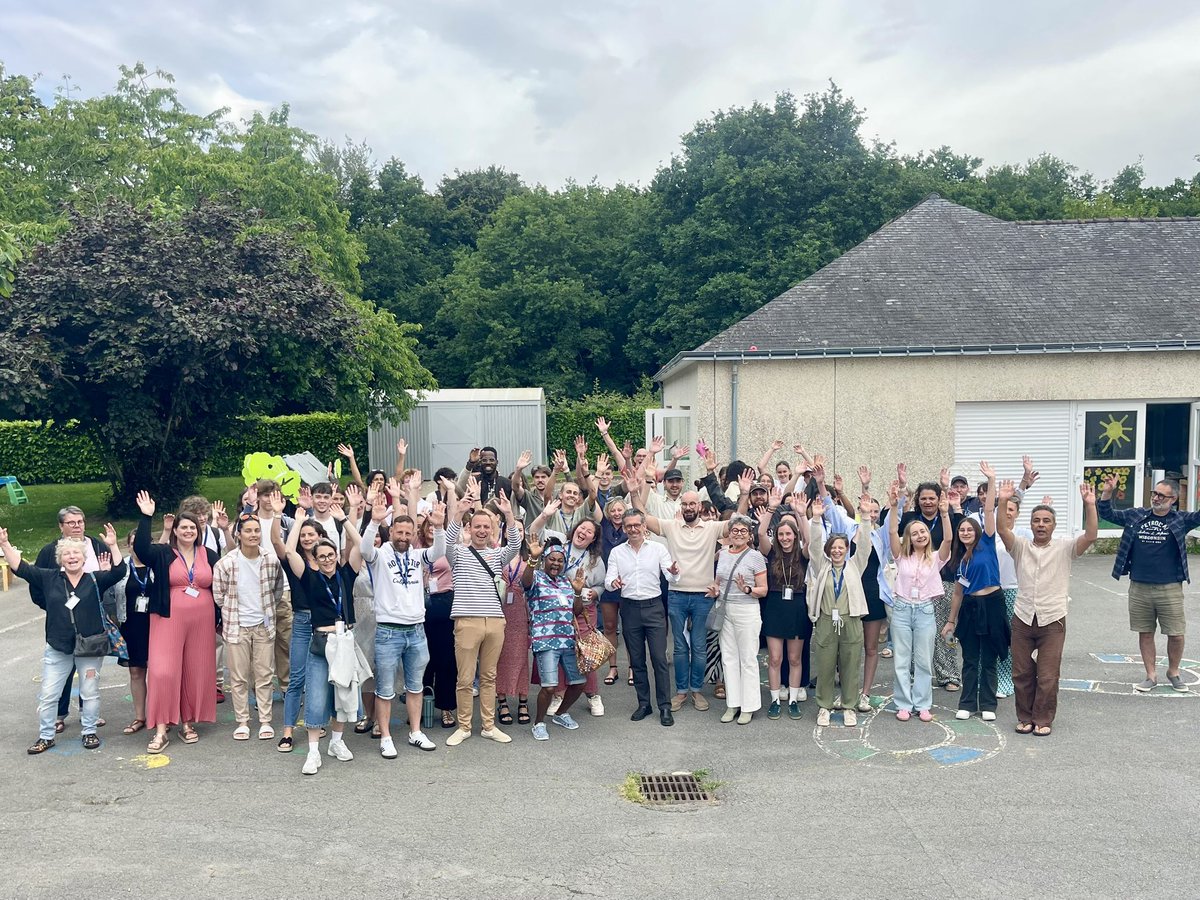 RonanLoas's tweet photo. Près de 80 saisonniers ont rejoint nos équipes Enfance-Jeunesse pour préparer l’été 2026. Fier de l’engagement de nos agents qui œuvrent toute l’année dans nos accueils de loisirs et structures jeunesse. Grâce à eux, nos enfants et nos jeunes passeront un très bel été ! ☀️ https://t.co/8Vp5IqyQap