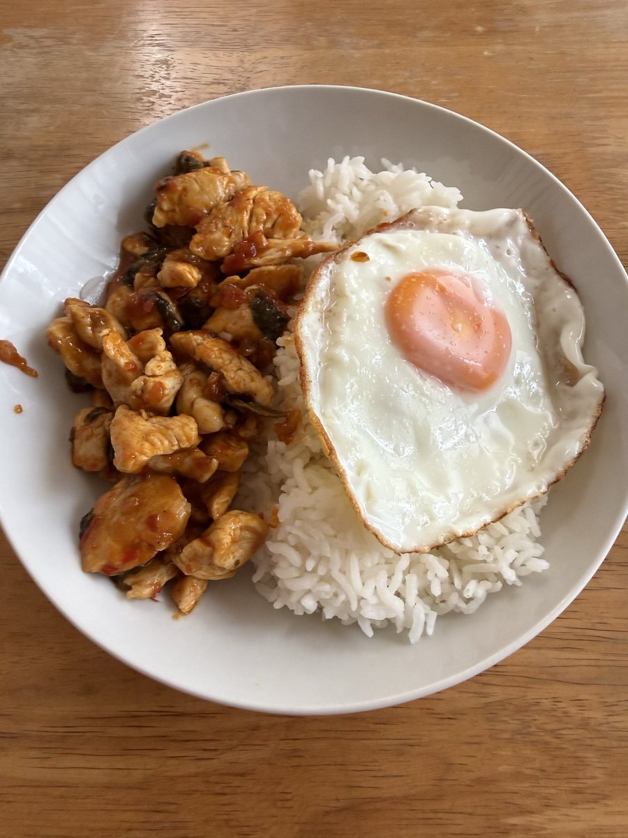 namusom's tweet photo. 今日の昼食は、ガパオの素を使って鶏むね肉のガパオを作りました。
このガパオの素は何回食べても飽きません。美味しいですね。
前回多めに買ってきたので、当分楽しめます。また買ってこよ〜 https://t.co/JTMUVxpJ8N