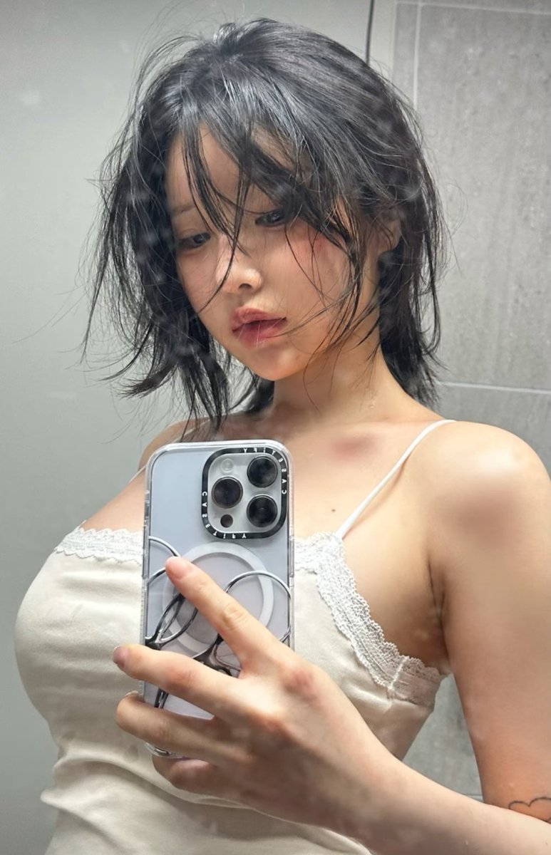 healinxg's tweet photo. Messy hair suit on me or nah? https://t.co/1mVrQnj4IC