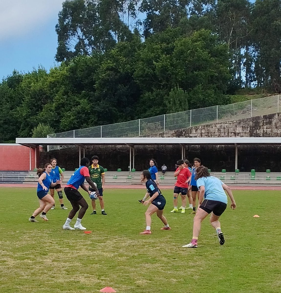 RugbyGalicia's tweet photo. 👌 As selecciòns galegas femininas das categorías M18 e M16 realizaron onte un adestramento no campo de Fontecarmoa, Vilagarcía de Arousa, cara a sua participación no CESA7s a disputarse en Valladolid os próximos 13 e 14 de xuño 

#RugbyGalego https://t.co/d4rE0bjY7d
