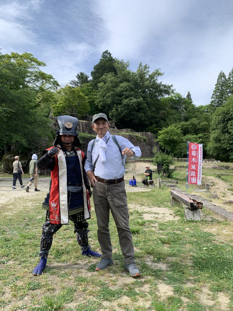 shirojiichan's tweet photo. 苗木城築城500年記念事業春イベント「記念式典・トークライブ」😃
朝7:30にホテルフロント集合😱
会場で打ち合わせの後、式典にも呼ばれず、10:40まで楽屋で小和田先生、響大君と雑談😮‍💨
しかし、鼎談は楽しいものでした😊
午後からは苗木城跡のガイドを務めました。
何度訪城しても圧巻です‼️ https://t.co/4TxyTRnt7u