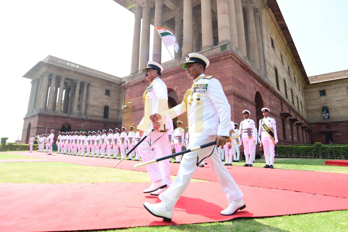 UNI_Photos's tweet photo. In Photos | New Chief of the Naval Staff Admiral Krishna Swaminathan with outgoing Chief of the Naval Staff Admiral Dinesh Kumar Tripathi during a ceremony marking his assumption of charge as India's new CNS, in Delhi on Sunday (31/05). 

📸:Prem Singh / UNI 

@indiannavy | #KrishnaSwaminathan | #DineshKumarTripathi | #ChiefOfNavalStaff | #IndianNavy | #CNS | #NavalLeadership | #ChangeOfCommand | #Ceremony | #UNI
