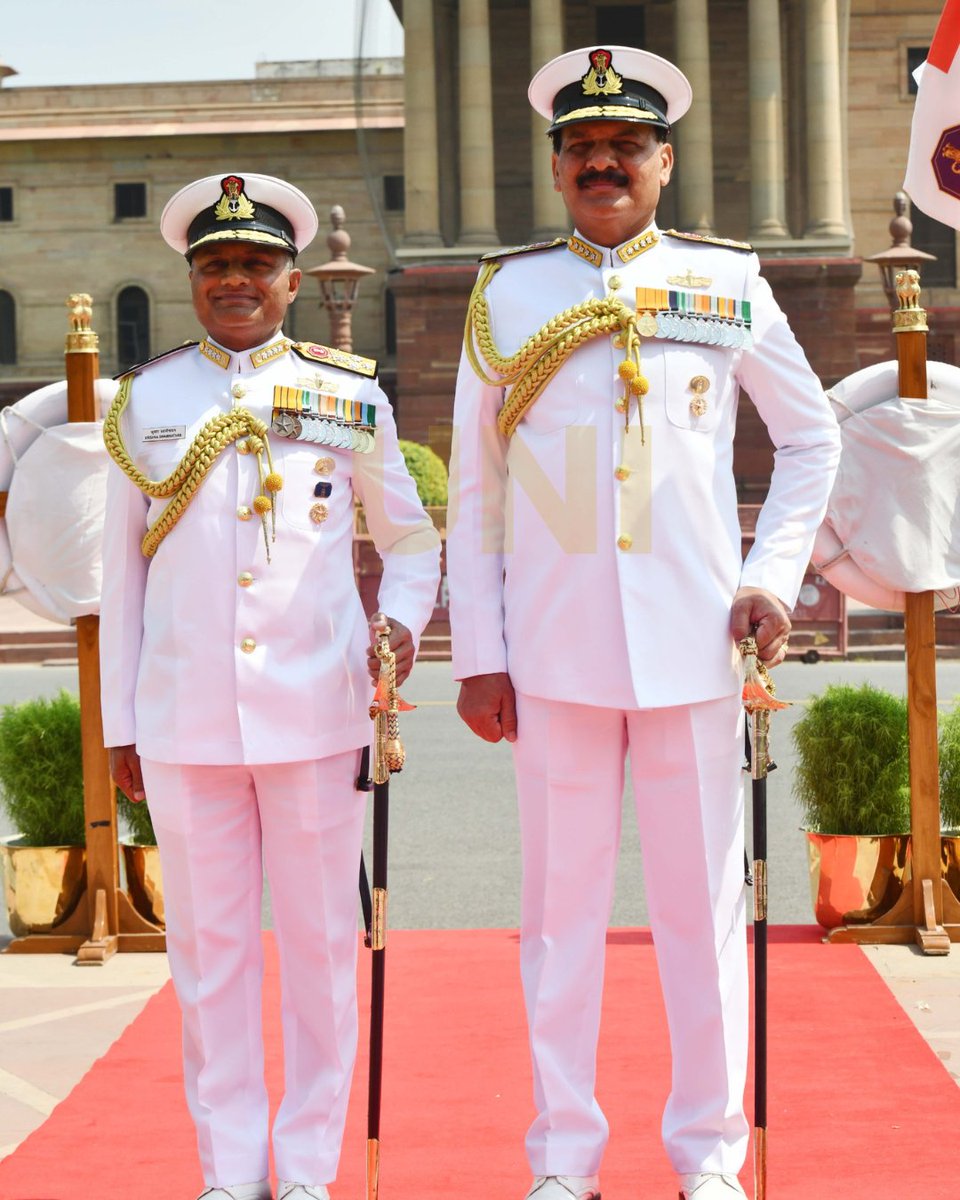 UNI_Photos's tweet photo. In Photos | New Chief of the Naval Staff Admiral Krishna Swaminathan with outgoing Chief of the Naval Staff Admiral Dinesh Kumar Tripathi during a ceremony marking his assumption of charge as India's new CNS, in Delhi on Sunday (31/05). 

📸:Prem Singh / UNI 

@indiannavy | #KrishnaSwaminathan | #DineshKumarTripathi | #ChiefOfNavalStaff | #IndianNavy | #CNS | #NavalLeadership | #ChangeOfCommand | #Ceremony | #UNI