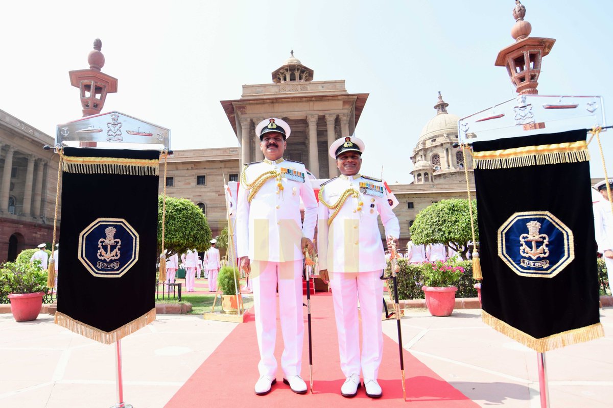 UNI_Photos's tweet photo. In Photos | New Chief of the Naval Staff Admiral Krishna Swaminathan with outgoing Chief of the Naval Staff Admiral Dinesh Kumar Tripathi during a ceremony marking his assumption of charge as India's new CNS, in Delhi on Sunday (31/05). 

📸:Prem Singh / UNI 

@indiannavy | #KrishnaSwaminathan | #DineshKumarTripathi | #ChiefOfNavalStaff | #IndianNavy | #CNS | #NavalLeadership | #ChangeOfCommand | #Ceremony | #UNI