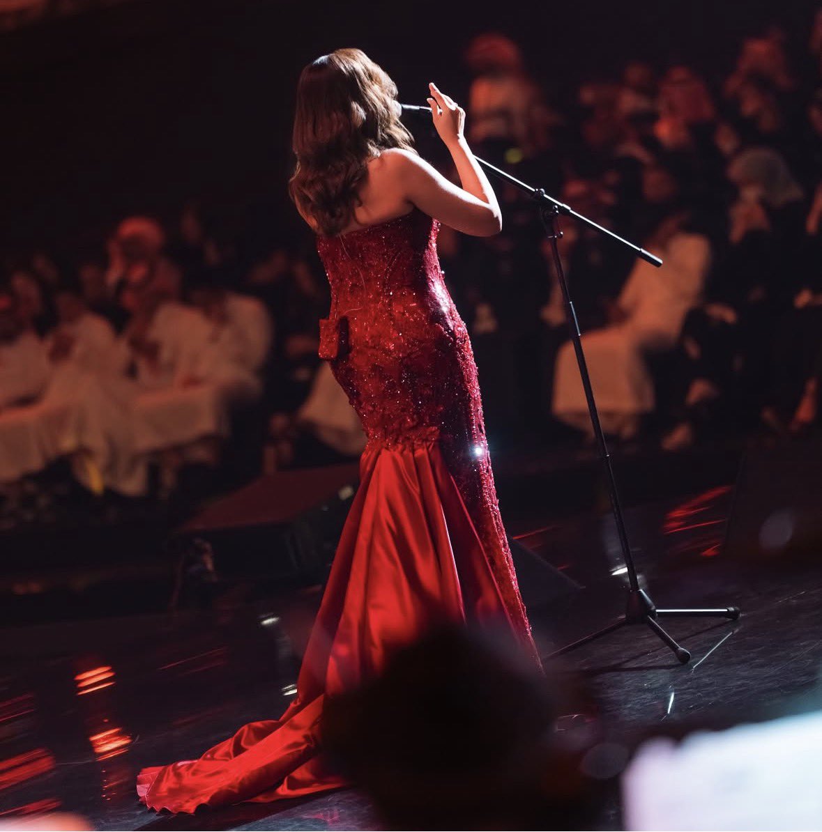 Kuwangham's tweet photo. انت يا هالموت الاحمر
ليه عن هالناس لاهي ..❤️
#انغام_في_الرياض 
@Angham https://t.co/vyXgqmeajH