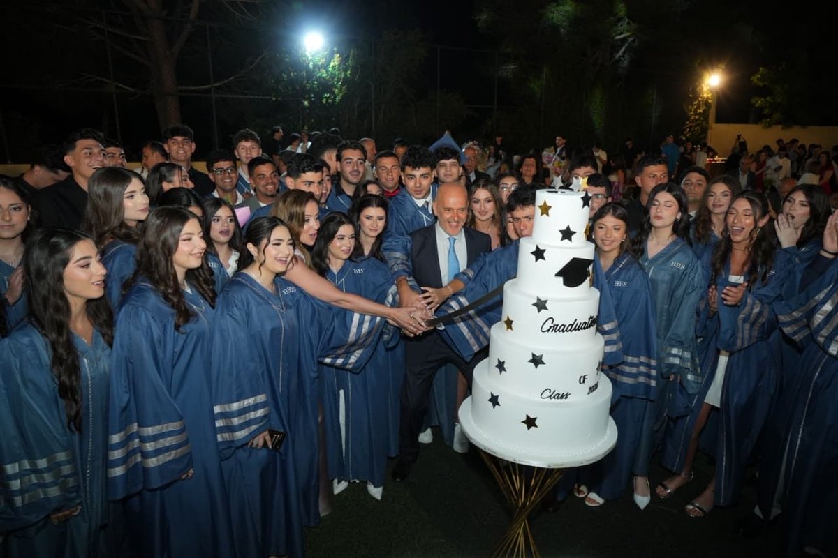 RicardoRKaram's tweet photo. هناك أماكن في لبنان ما زالت تذكّرك على ماذا بُني هذا البلد. والكورة واحدة منها. منطقة لم يكن فيها التعليم يوماً رفاهية، بل قضية كرامة وهوية ومستقبل. منطقة باع فيها الأهالي أراضيهم كي يتعلّم أولادهم، لأنهم آمنوا أن العلم وحده قادر أن يغيّر المصير ويمنح الإنسان مكانته في الحياة.
وربما لهذا السبب، خرجت من بشمزين أسماء تركت أثراً يتجاوز حدود لبنان. من نقولا حايك الذي غيّر وجه صناعة الساعات العالمية وأعاد رسم مستقبلها، إلى رئيف جحا، أحد أبرز الأسماء اللبنانية في الطب والبحث العلمي، والذي وصل إلى أعلى المراتب الأكاديمية في مركز هارفرد الطبي، من ليلى طنوس، أول صوت نسائي عربي في القسم العربي لهيئة الـBBC، والتي كرّست حياتها للدفاع عن الثقافة والحوار والانفتاح بين الشعوب إلى عفيف طنوس، أحد أوائل الباحثين العرب في علم الاجتماع، والذي تح��ّلت دراساته عن بشمزين والتحوّلات الاجتماعية فيها إلى مراجع أكاديمية أساسية، ليس فقط لفهم القرية اللبنانية، بل لفهم المجتمع العربي وتحوّلاته في القرن العشرين. لكن ربما الأهم من كل هذه الأسماء، هو تلك الثقافة الجماعية التي جعلت من العلم قيمة متوارثة جيلاً بعد جيل. فالكورة لم تصنع أفراداً ناجحين فقط، بل صنعت علاقة خاصة مع المعرفة، مع الاجتهاد، ومع الإيمان بأن التعليم يبقى الطريق الأكثر نبلاً نحو الحرية والكرامة.

دُعيت مساء أمس لإلقاء كلمة التخرّج في Bishmezzine High School. التقيت واستمعت إلى طلاب مميزين يستعدّون لدخول جامعات كبرى حول العالم. لكن أكثر ما لمسني كان شي��اً آخر: الإنسانية الموجودة داخل هذه المدرسة. الاحتضان ) Inclusion). الكرامة. احترام الاختلاف. والإيمان الهادئ بأنّ التعليم ليس فقط درجات ونجاحات، بل أيضاً صناعة إنسان أفضل.
في كلمتي، قلت للخريجين أنّنا "لسنا بحاجة أن نفكّر بالطريقة نفسها كي نحترم بعضنا. ولا أن نملك الدين نفسه أو السياسة نفسها كي نعيش معاً. ما يهم في النهاية هو القيم: الطيبة، النزاهة، المصداقية، التسامح ، والقدرة على البقاء بشراً في عالم يدفع الناس أكثر فأكثر نحو الانقسام والكراهية".
خلال الحفل، شعرت بحب حقيقي للبنان الصافي. ليس ذلك الحب الصاخب المبني على الشعارات والانقسامات، بل ذاك الحب الهادئ المرتبط بالثقافة، والتعليم، والعيش معاً، والمسؤولية.
وأنا أنظر إلى وجوه هؤلاء الشباب والشابات، لم أرَ الهزيمة. رأيت وعياً. ورأيت حساسية. ورأيت جيلاً متعباً ربما، لكنه لم ينكسر. ورغم كل ما يمرّ به لبنان، هذا وحده يمنحنا أملاً.
مبروك لكل طالب، ولكل أهل، ولكل أستاذ، ولمَنطقة الكورة التي ما زالت تؤمن، جيلاً بعد جيل، بأنّ العلم ليس فقط طريق نجاح بل طريق كرامة.
#الكورة #العلم #لبنان