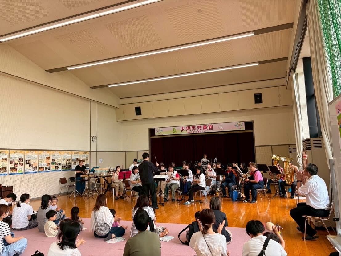 ogakicitywind's tweet photo. 本日は、大垣市児童館にて
ファミリーコンサートでした♥
みんなでダンスしたり、
手遊びしたり
歌ったりして、とても楽しい一時でした😊

 #大垣市
 #吹奏楽団 
 #ファミリーコンサート https://t.co/AliD7gHSZf
