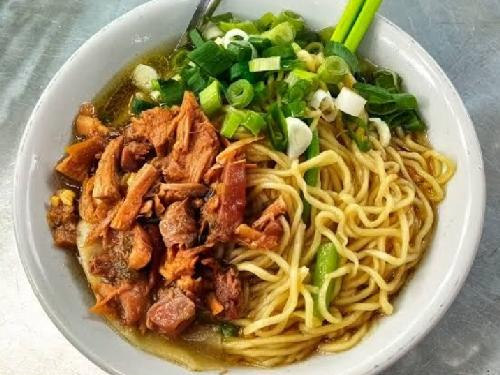 karirfess's tweet photo. Kalian tau gak??

Setidaknya mie ayam itu ada 4 jenisnya..

1. Mie Ayam Jakarta
Biasanya menggunakan mie kuning berukuran sedang, dengan topping ayam yang dimasak dengan bumbu semur atau kecap. Kuahnya cenderung bening dan gurih.

2. Mie Ayam Bandung
Ciri khasnya adalah penggunaan pangsit rebus atau goreng sebagai pelengkap, serta taburan bawang goreng dan daun bawang yang melimpah.

3. Mie Ayam Wonogiri
Dikenal dengan kuahnya yang kental dan berwarna cokelat, serta penggunaan sawi hijau yang lebih banyak.

4. Mie Yamin
Meskipun sering dianggap sebagai varian mie ayam, mie yamin sebenarnya berbeda. Mie yamin biasanya menggunakan mie yang lebih kecil dan tipis, dengan bumbu yang lebih manis karena penggunaan kecap manis.

Favorit kalian yg mana?🔥