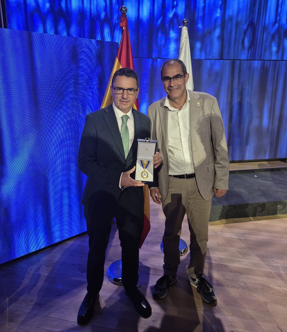 hierrobimbache's tweet photo. Carlos Brito asiste a la concesión de la Medalla de Oro de Canarias al Club Deportivo In Corpore Sano - El Hierro Bimbache https://t.co/vrAgGPx9yH https://t.co/VzyOIlZ7sA
