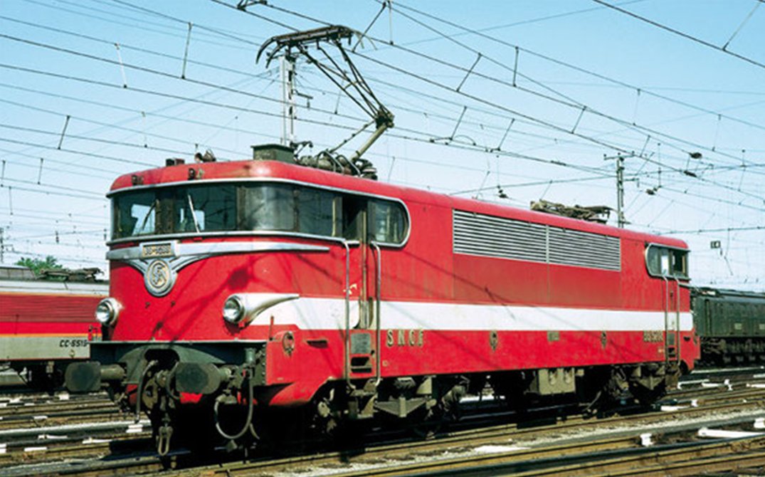 Memoire2cite's tweet photo. SNCF le Capitole entre dans l’histoire le 28 mai 1967 comme le premier train français à rouler à 200 km/h en service commercial entre Les Aubrais et Vierzon, sur la ligne Paris–Toulouse. Avec sa livrée rouge vif signée par le célèbre designer français Paul Arzens.. https://t.co/IKJTDQ40ak
