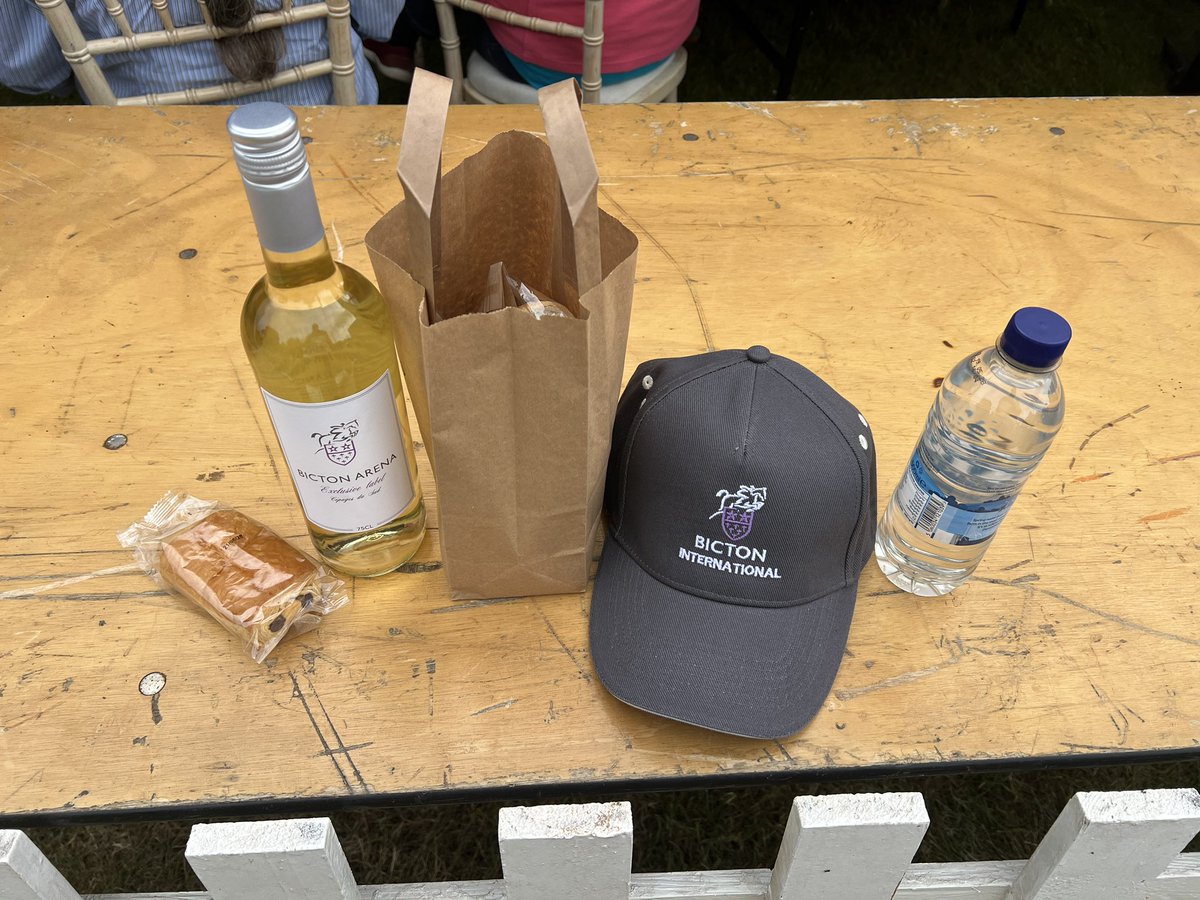 juliaglass776's tweet photo. Volunteering again at Bicton international horse trials https://t.co/pNH9xGsrZK