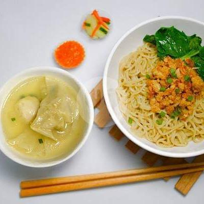 karirfess's tweet photo. Kalian tau gak??

Setidaknya mie ayam itu ada 4 jenisnya..

1. Mie Ayam Jakarta
Biasanya menggunakan mie kuning berukuran sedang, dengan topping ayam yang dimasak dengan bumbu semur atau kecap. Kuahnya cenderung bening dan gurih.

2. Mie Ayam Bandung
Ciri khasnya adalah penggunaan pangsit rebus atau goreng sebagai pelengkap, serta taburan bawang goreng dan daun bawang yang melimpah.

3. Mie Ayam Wonogiri
Dikenal dengan kuahnya yang kental dan berwarna cokelat, serta penggunaan sawi hijau yang lebih banyak.

4. Mie Yamin
Meskipun sering dianggap sebagai varian mie ayam, mie yamin sebenarnya berbeda. Mie yamin biasanya menggunakan mie yang lebih kecil dan tipis, dengan bumbu yang lebih manis karena penggunaan kecap manis.

Favorit kalian yg mana?🔥