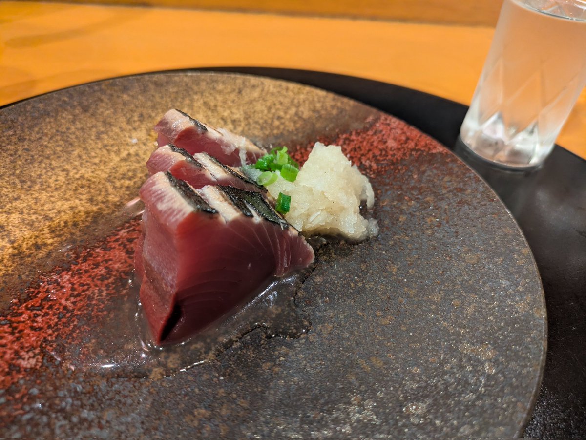 momona_jiyu_dom's tweet photo. 昨日ご縁がありすし初さん@susihatu に初訪問しました🍣山内さんのお話とコースでのペアリングが素晴らしかった！！とても刺激をいただきました🙏特に日本酒に蒸留酒を添加する体験が心に残りました🍶自分でも試してみたいな〜
秋田酒は巻物に合わせた最後の一杯で金紋秋田のX3が登場😊 https://t.co/eghaEnJmB6