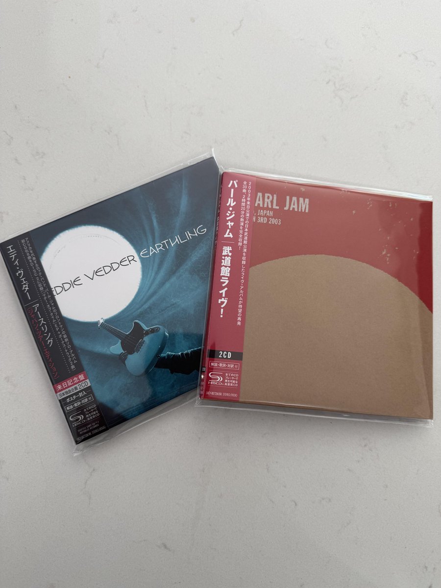 demetriosns's tweet photo. Sweet! https://t.co/4VTwbZqLFz #EddieVedder #Earthling #PearlJam #Japan #SHMCDS @Reddit @PearlJam https://t.co/F6FSJqUK4W
