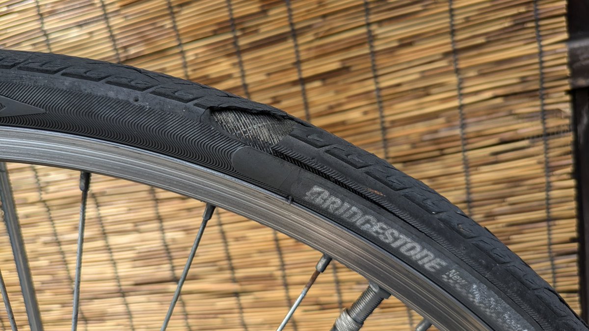 uganappa's tweet photo. 木曜日頃から自転車、なんか変な音がしてた。
カゴに入れたるのの影響かな？って思ってたらタイヤが悲惨な状態だった。
修理に持ってくのも恥ずかしい。 https://t.co/oOKDJC2Ur3