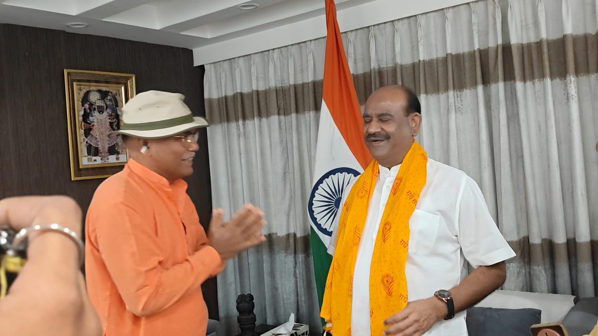 opsainiias's tweet photo. आज कोटा प्रवास के दौरान लोकसभा स्पीकर आदरणीय श्री ओम बिरला जी सें उनकें कैंप कार्यालय कोटा में शिष्टाचार भेंट कर बहुमूल्य मार्गदर्शन प्राप्त किया। इस दौरान उनसे विविध विषयों पर चर्चा हुई।
@ombirlakota
#OPSaini #Opsainiias 
#ओपी_सैनी #ओपी_सैनी_आईएएस https://t.co/iMsQa6zgtC