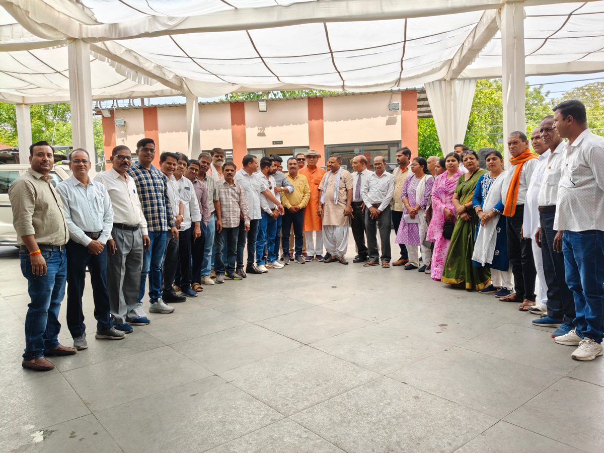 opsainiias's tweet photo. आज कोटा प्रवास के दौरान लोकसभा स्पीकर आदरणीय श्री ओम बिरला जी सें उनकें कैंप कार्यालय कोटा में शिष्टाचार भेंट कर बहुमूल्य मार्गदर्शन प्राप्त किया। इस दौरान उनसे विविध विषयों पर चर्चा हुई।
@ombirlakota
#OPSaini #Opsainiias 
#ओपी_सैनी #ओपी_सैनी_आईएएस https://t.co/iMsQa6zgtC