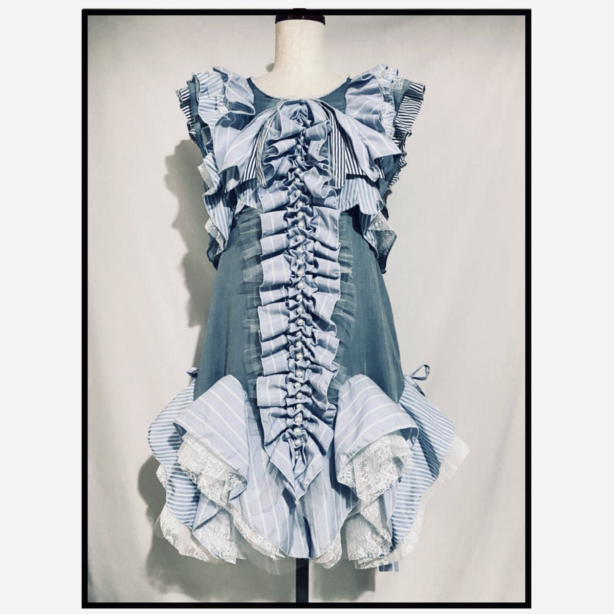 ritenutobytac's tweet photo. upcycle dress
making process

'ssttrriippee'

完成!!

襟ぐりにパール刺繍!

脇にベルトループもつけて
ウエストを絞ることも可能!

スカートの丈もリボンで
ミニ丈に調整可能!

中心の装飾もスナップボタンで
位置を変えれるので
丈を変えても歪み解消
マイクロミニ丈ドレスに
変化可能に!! https://t.co/WCeWEHSFJv
